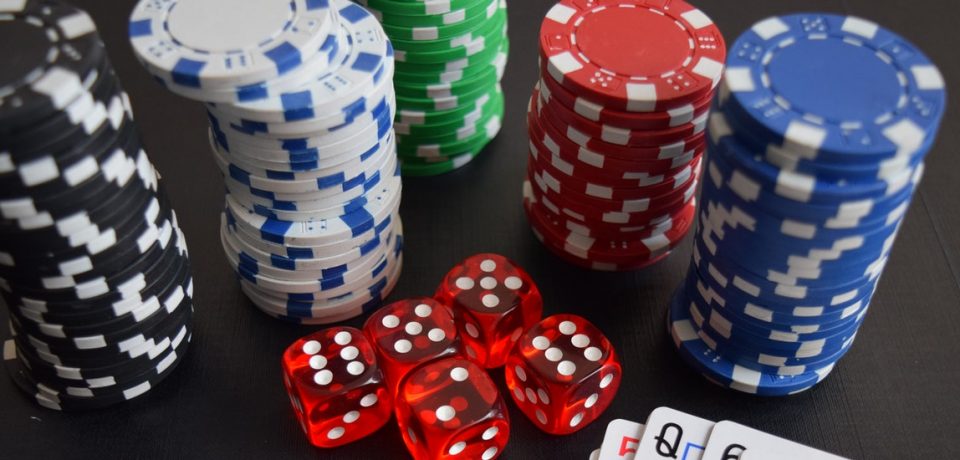 What is meant by online gambling games and their advantages?